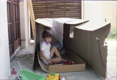 Kinder bauen sich Höhlen
